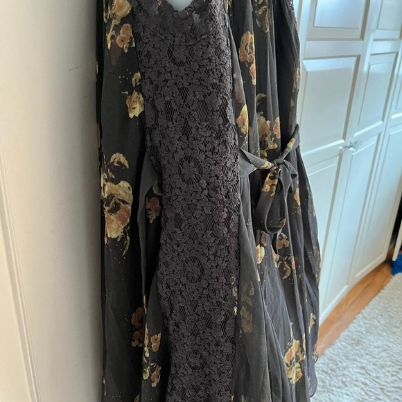 Free  People Gray Floral Accordion
Dress With Lace Trim, size XS - Picture 14 of 15